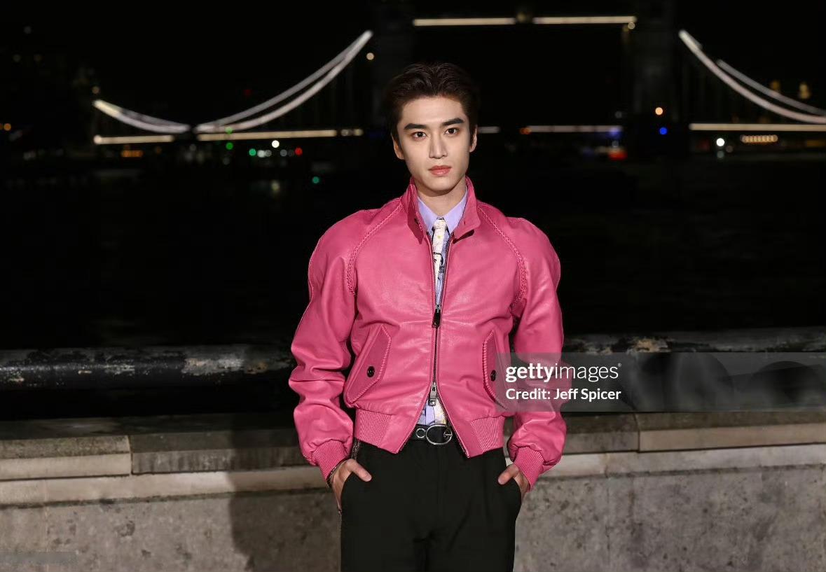 张康乐G社看秀生图张康乐伦敦时装周看秀路透亮粉色皮夹克+背头帅气有型G社生图超能