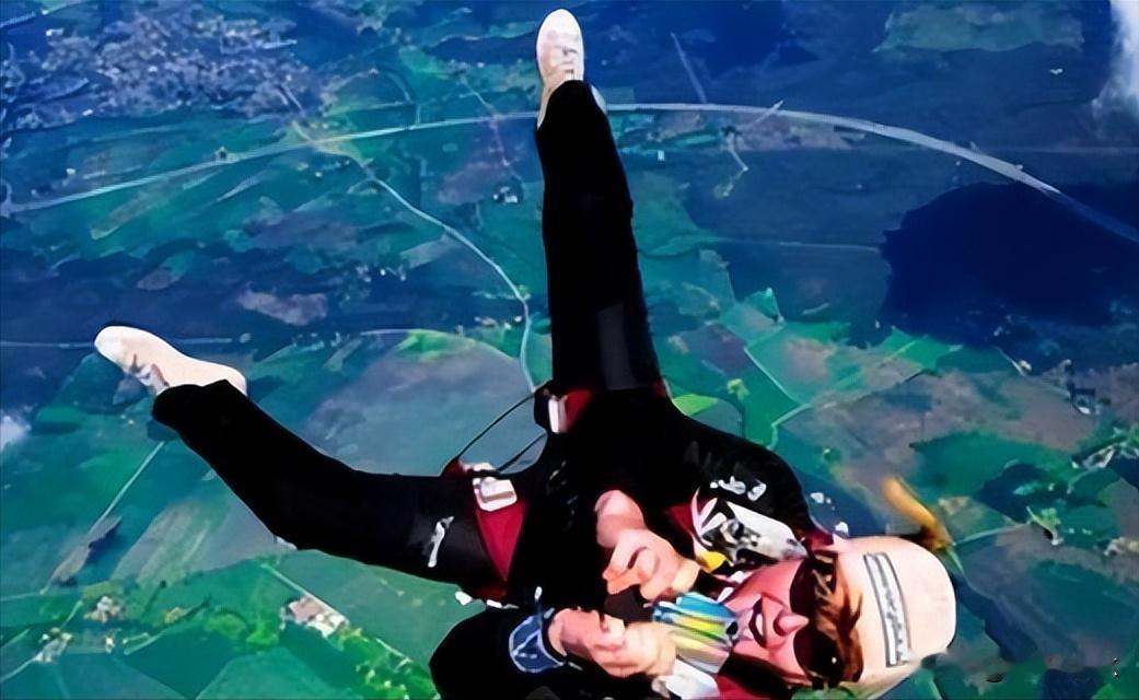 1999年，美国一名金融女高管在4400米高空跳伞时，突然发现自己的伞包打不开了