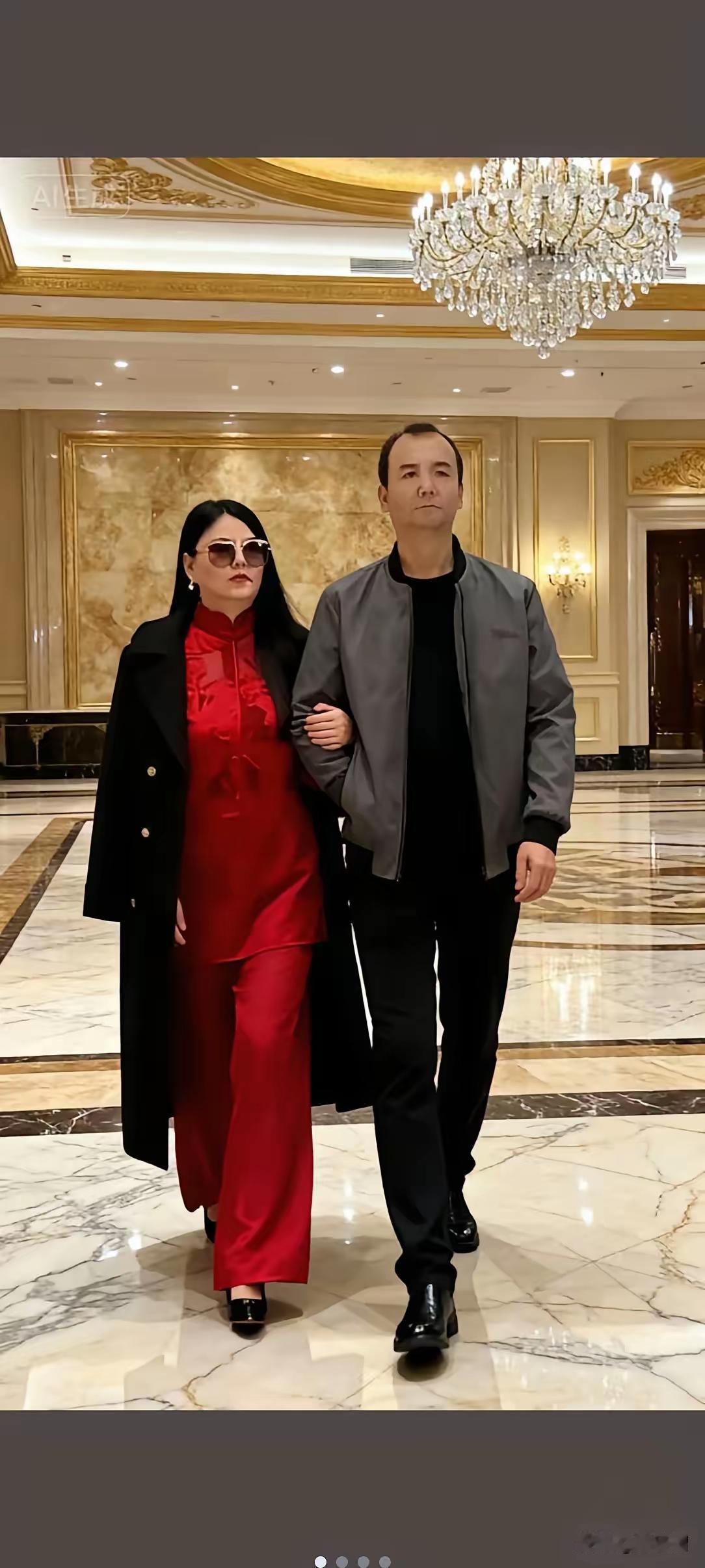 漂亮，高贵的李湘手挽着这帅哥好高好帅呀
但不能你细看。
李湘这手指是6个手指头。