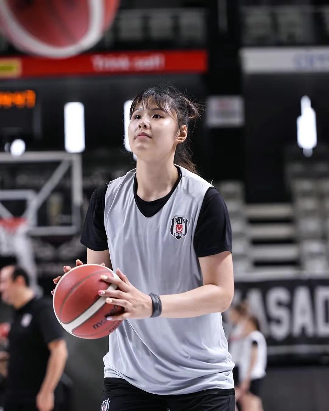 劳模小宝！李月汝到达贝西克塔斯 正式与球队完成第一次合练。女篮路线才是正确，国内
