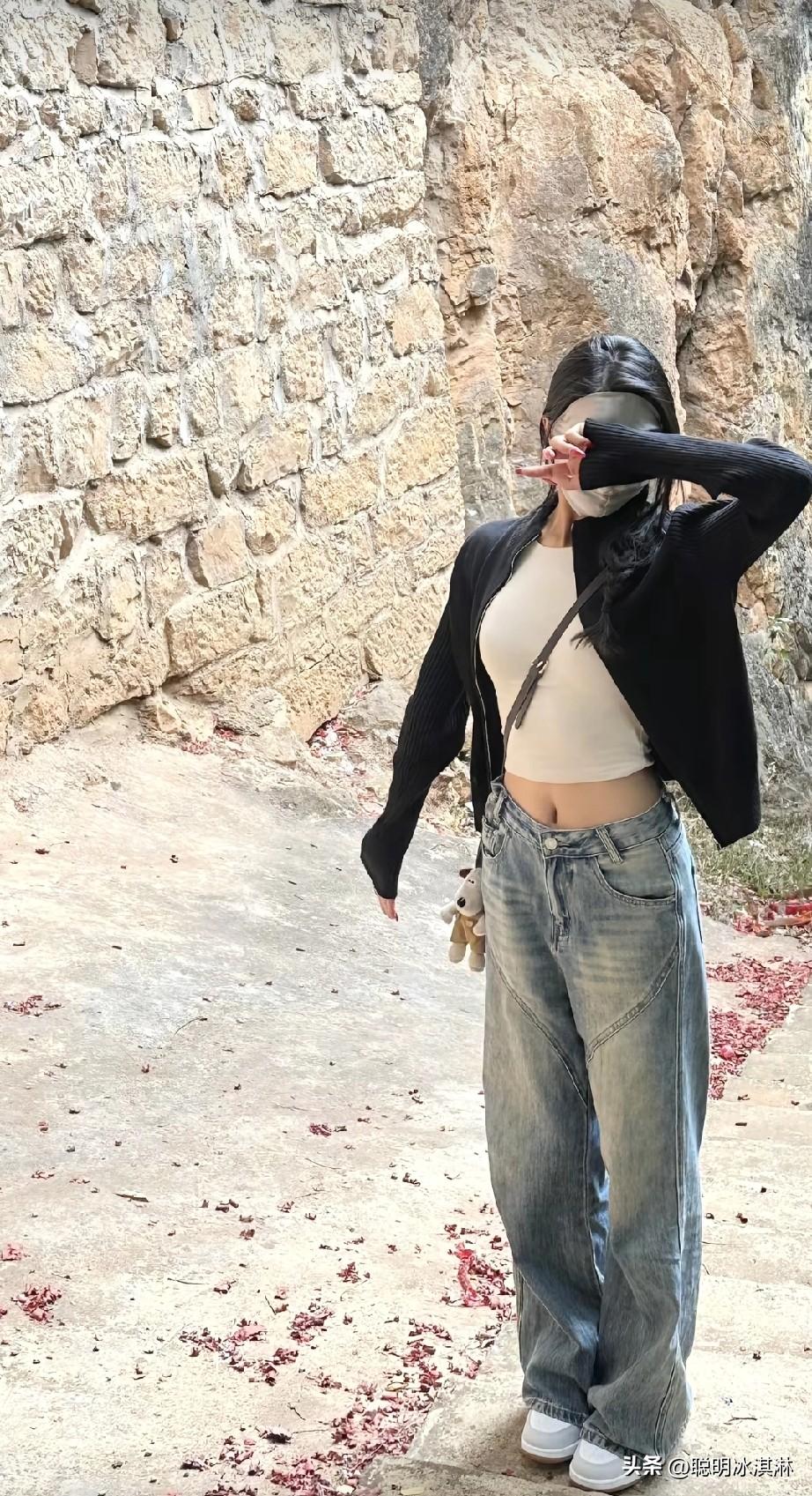 黑白色调，牛仔与皮草的完美碰撞，尽显时尚与个性！