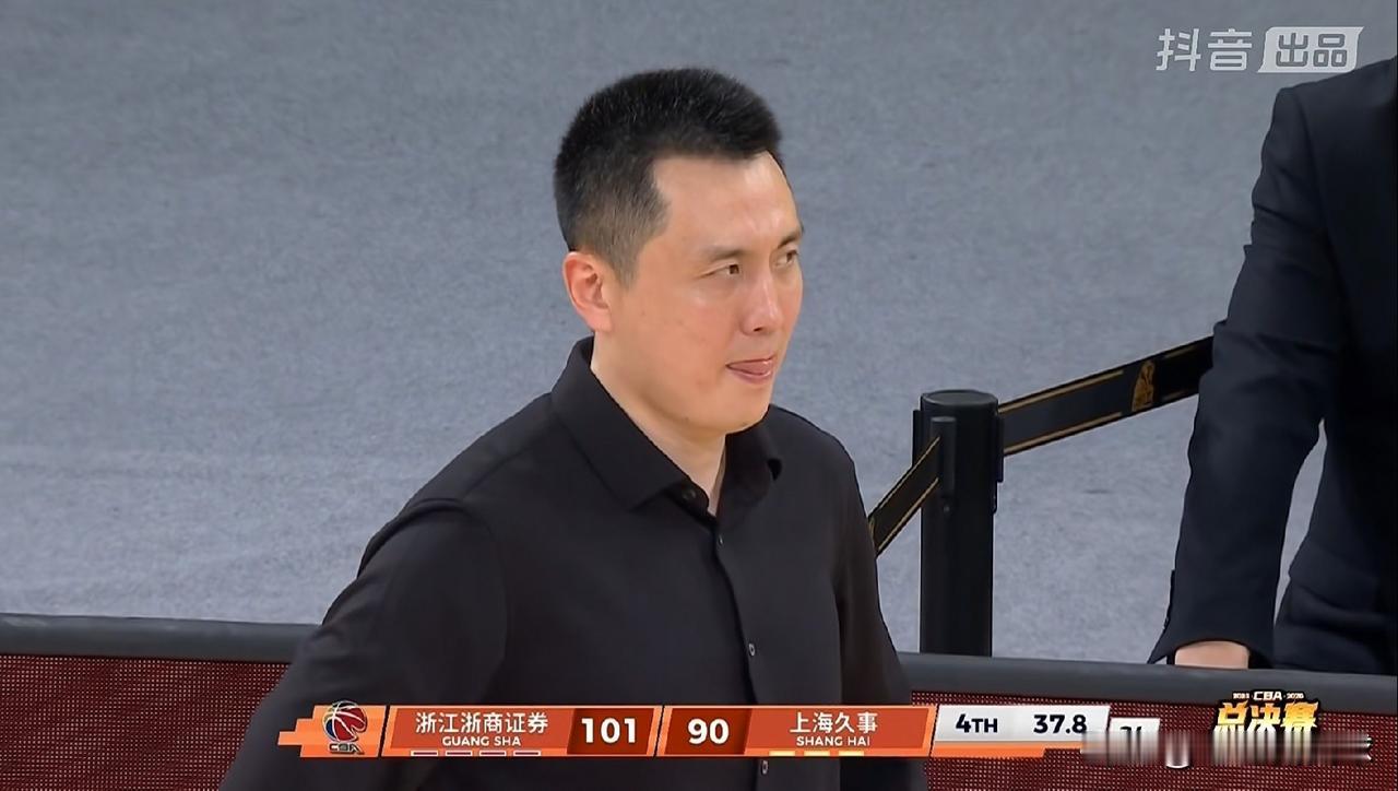 上海久事主帅卢伟的脸上挂满了遗憾！在今天上海久事客场挑战浙江浙商证券的总决赛G4