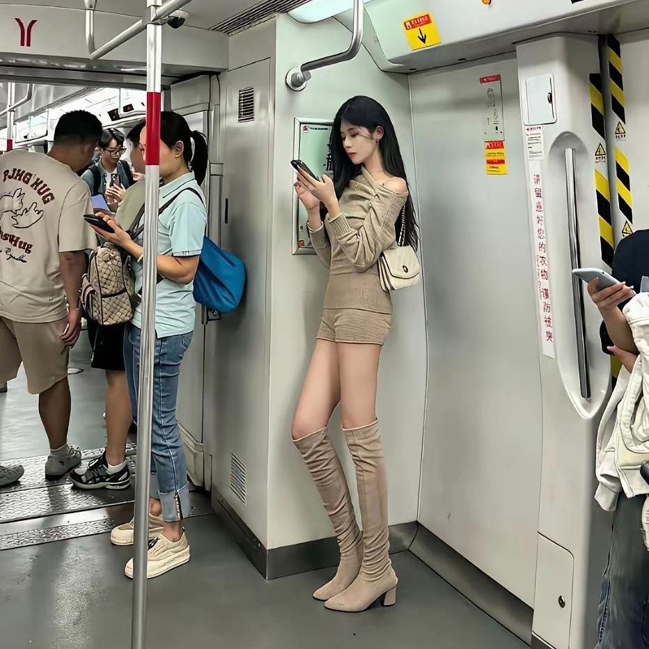 地铁遇见打扮亮眼女生，女友心里犯膈应
 
地铁上的一幕，引发不少人的讨论。
 