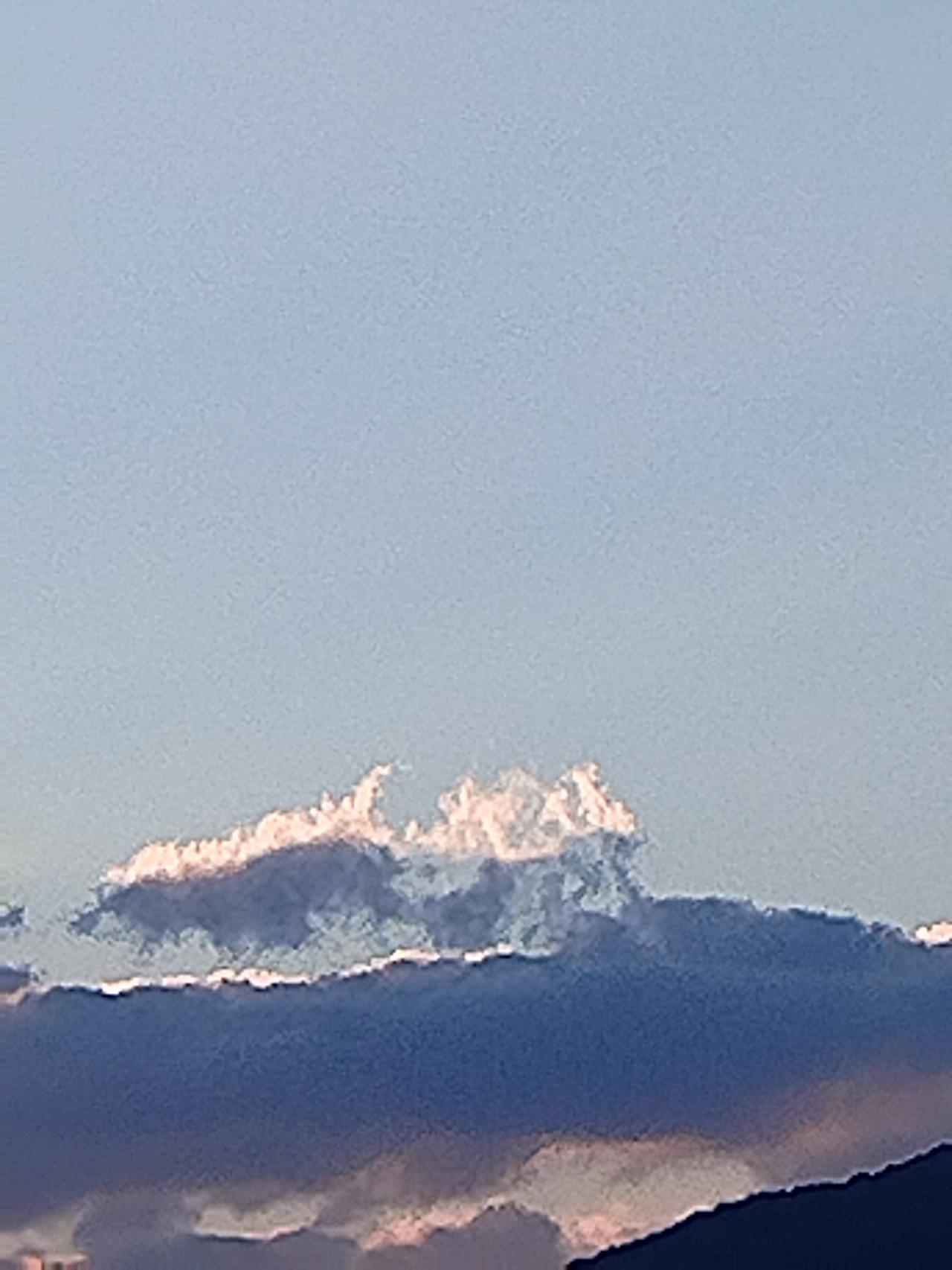 我手机里最美的夕阳照，记录的是一次海边的邂逅。那一天，当夕阳渐渐西沉，整个海面都