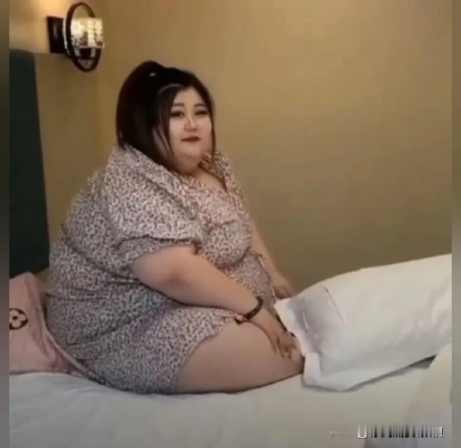 熊猫花花凭借三角饭团的身材火爆全网，成为最顶流的女明星，那三角饭团的人呢？[笑哭