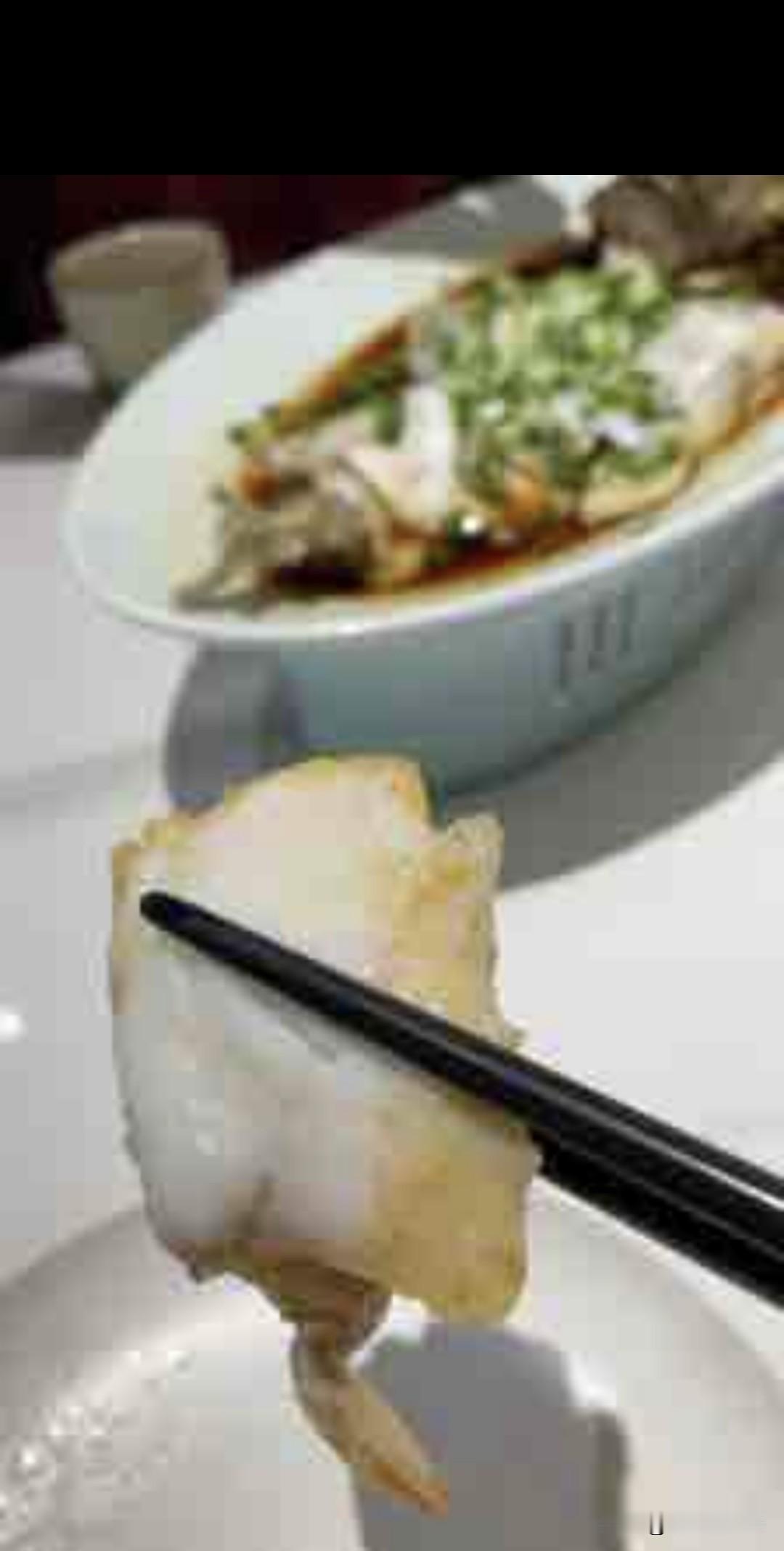 1. 鱼鲜与口感

   选用整尾活鲈鱼，蒸熟后肉质细嫩、几乎无小刺，鱼背提前斜