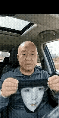 上海街头，一个光头大汉当众套上硅胶仿真头套，转眼变成靓丽少女。

脸上还能牵出微