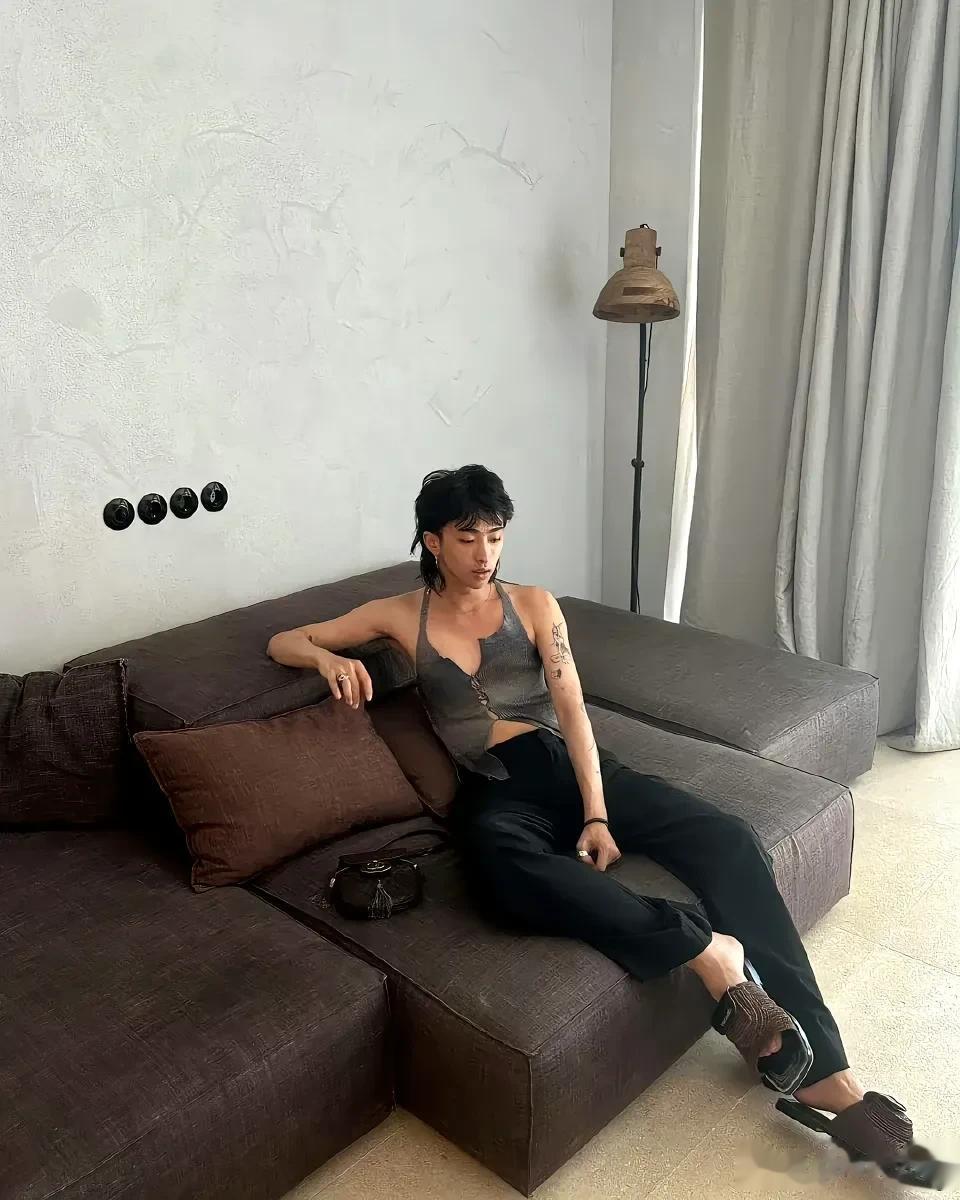 恩利，哈林和伊能静的宝贝儿子，一个个性独特、充满活力的年轻人。他有着独立自主、敢