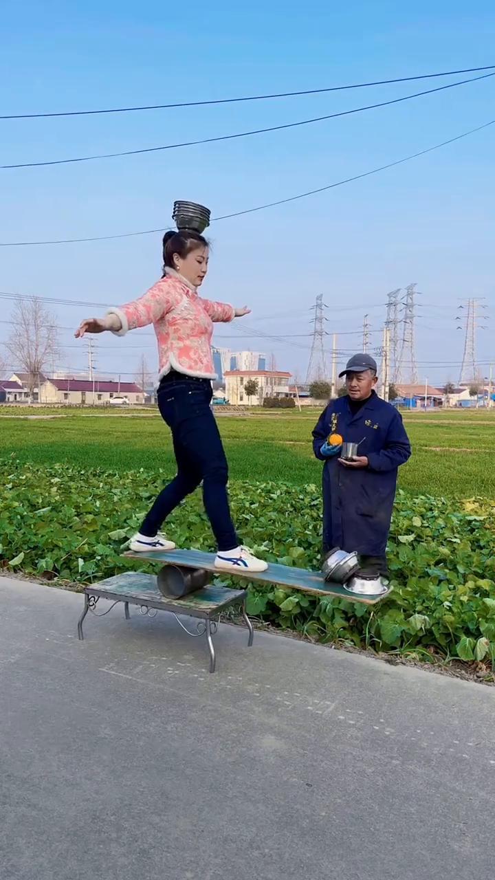 橙子这个能不能进去？真的。掉了，没事，再来一次。又掉了，有没劲？又掉了，又坏了。