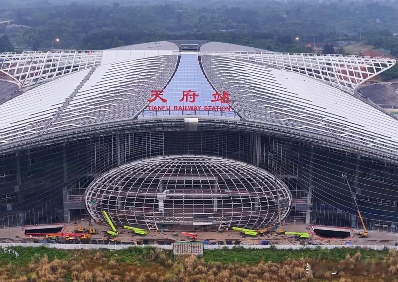 天府站这个南站房顶上的三个大字，这几天装上去的，但据说不是真的挂牌，只是暂时先做