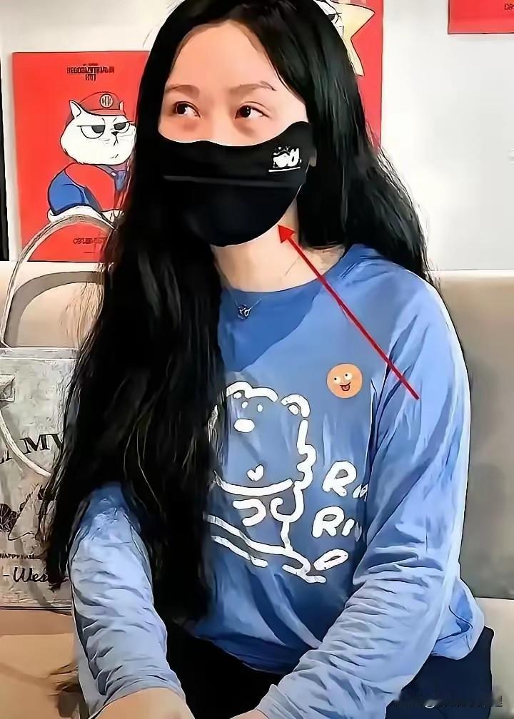 北京这小区里，我是真服了李女士这号人。

自己出门恨不得把脸捂烂，那只大金毛却是