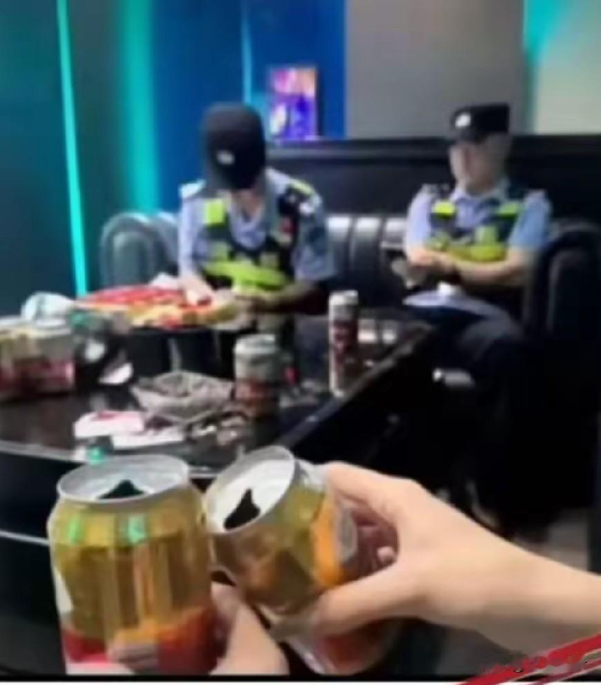 女子胆子真大，将酒吧喝酒贵州两民警在酒吧执勤视频截图，并配文“点了两个男模，好像
