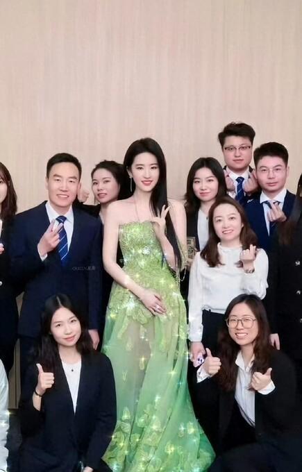 37 岁刘亦菲惊艳深圳！土绿长裙穿出高级范，颜值与气质并存，身材更是吸睛