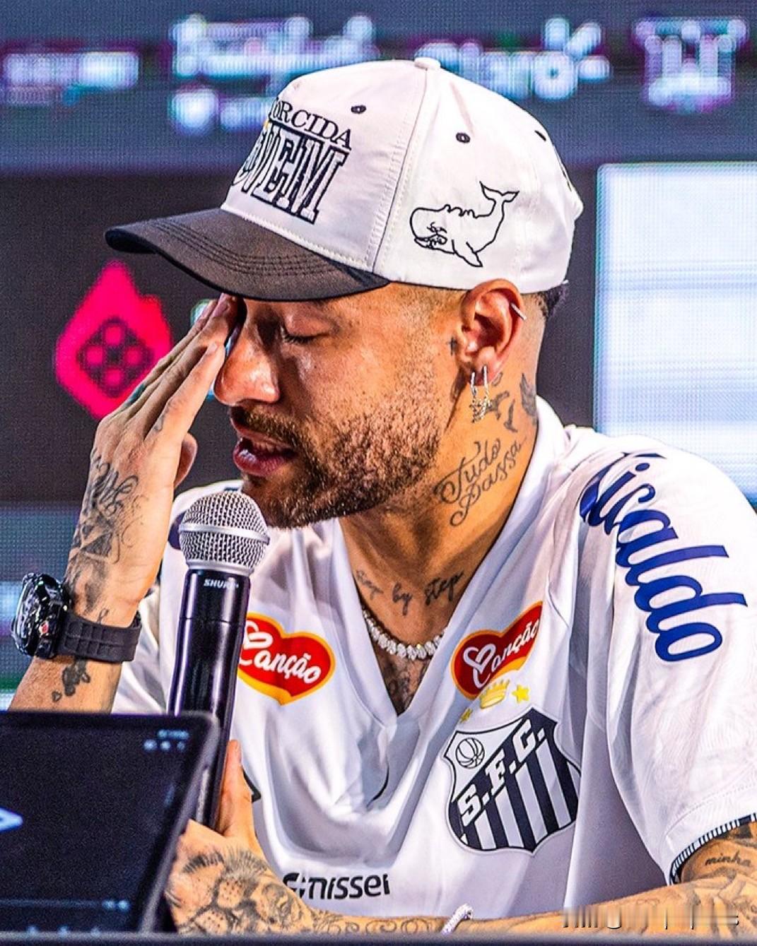 的父亲透露，内马尔在桑托斯队饱受伤病困扰期间，曾认真考虑过退役：

 “我再也坚