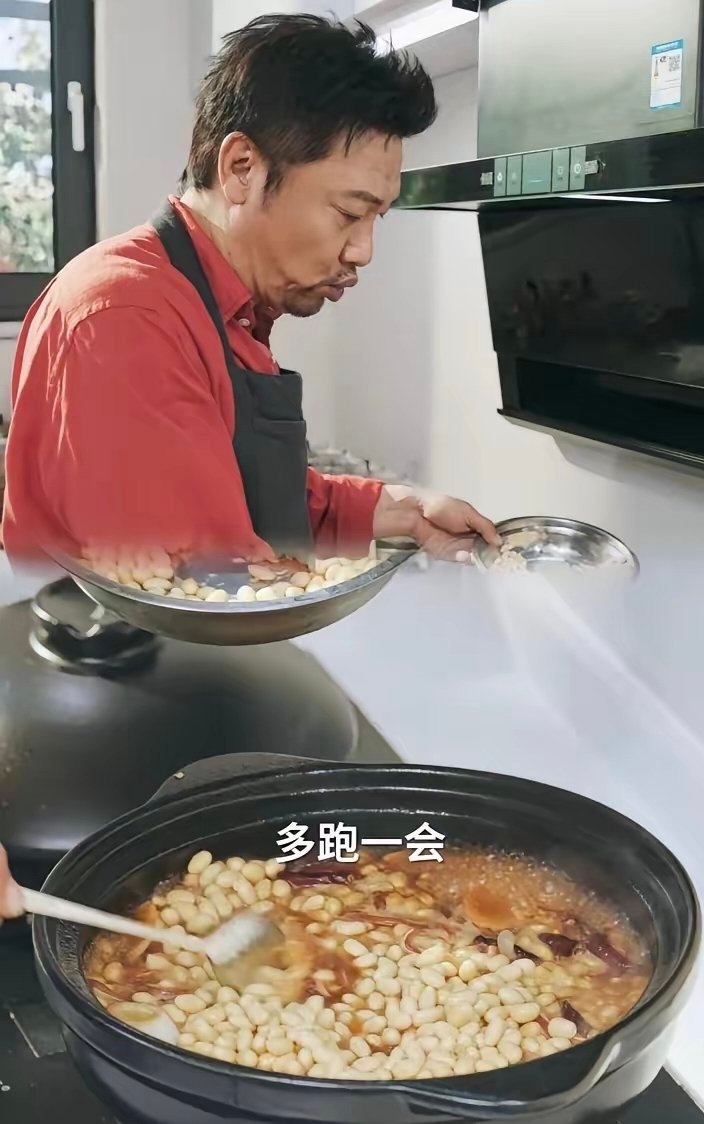 贾冰制作了综艺里超级下饭的黄豆炖猪耳朵，结果直接用过嘴了的勺子往砂锅里加黄豆一通