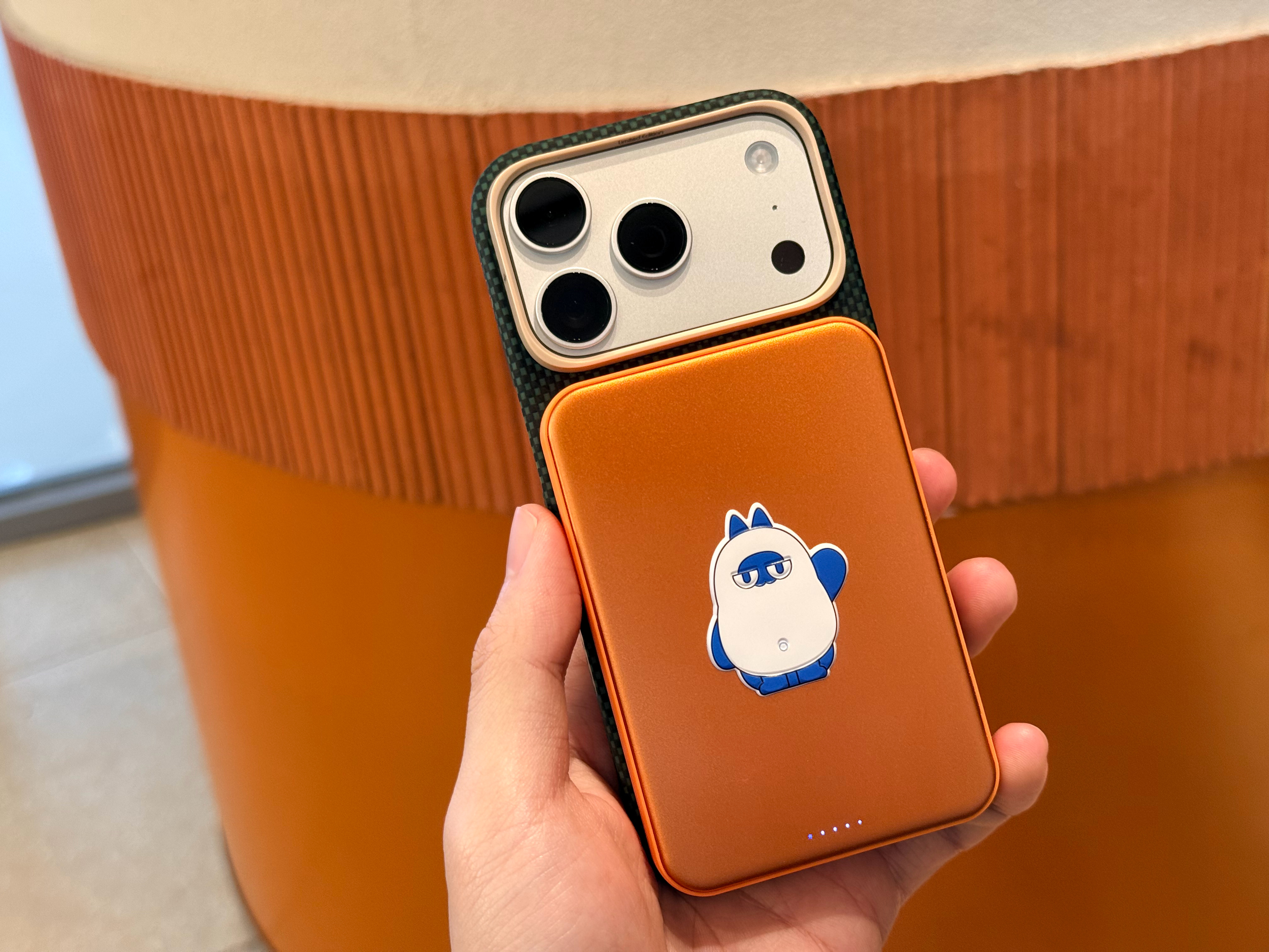 今天广州28℃热到嗨那样，但是用QI 2.2协议25W功率的磁吸充电宝感觉还行