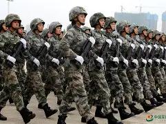 它最厉害的地方，不是把一百件兵器排队按按钮，而是重新安排稀缺资源。哪架飞机开路，