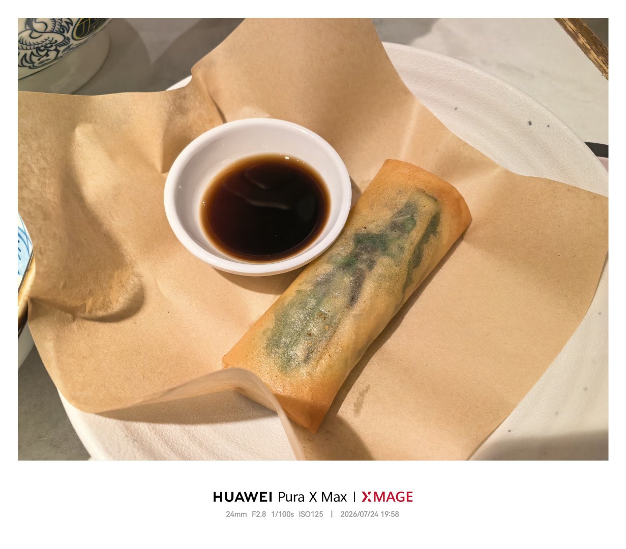 跟小伙伴楼下简单对付一口饭图一他就爱吃一口面剩下的，都是我乱七八糟的吃的。从小到