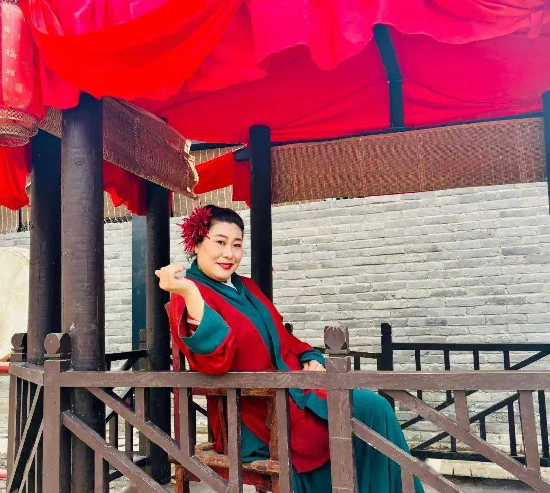 “王婆说媒”出圈了。有媒体在报道此事时“科普”说：“王婆”是《水浒传》里的人物，