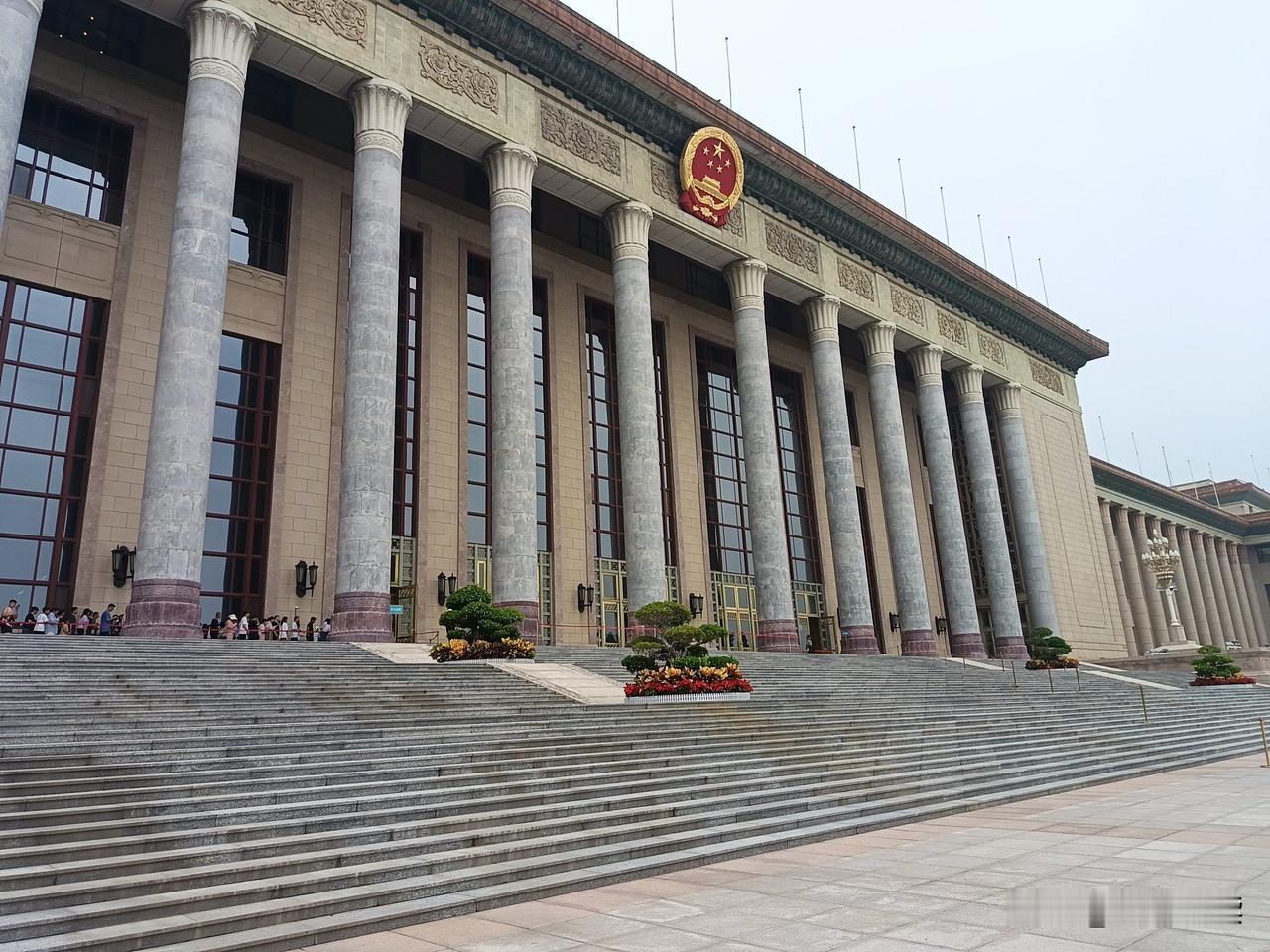 很多人平时看新闻，总看见外国总统、首相带着一大帮人来中国访问，心里难免会寻思，这