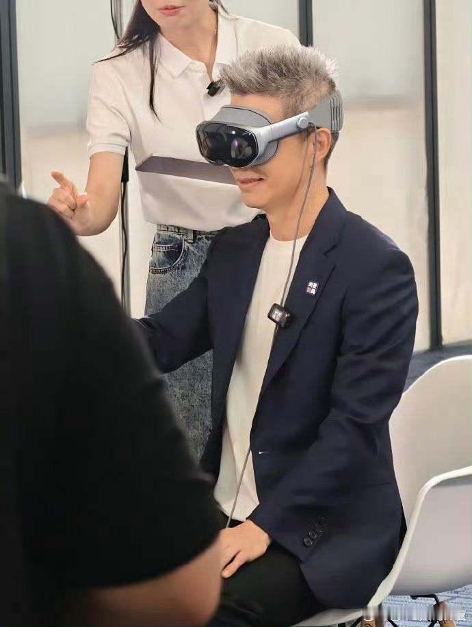 刷到几张朱广权佩戴体验vivo Vision头显的图这是要发布了？[哆啦A梦吃惊