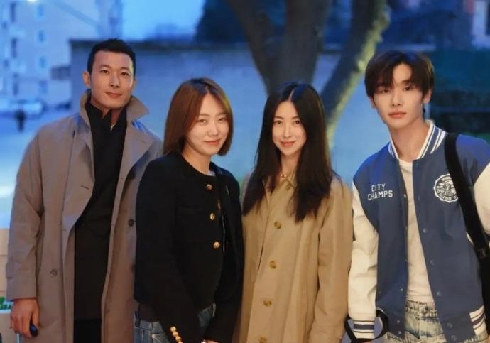 最近朱珠和老公王昀佳一起出席时尚活动，两位搭配的都很有魅力，而且显得都很年轻。