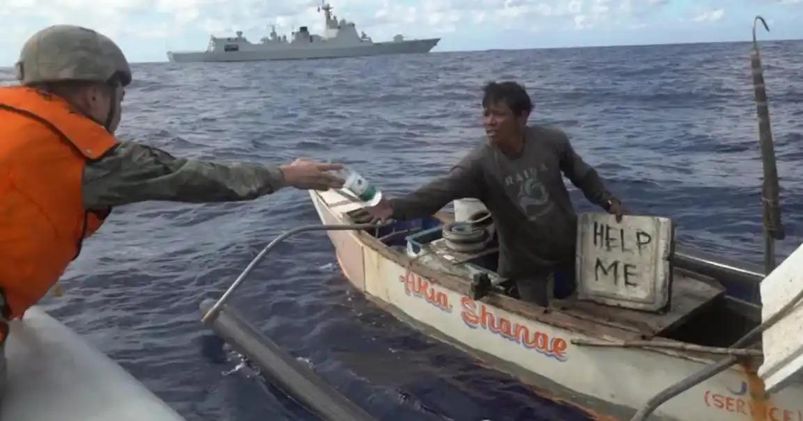 12月25日，海军052D型“合肥”号驱逐舰，在南海向一艘因发动机故障被困海上3