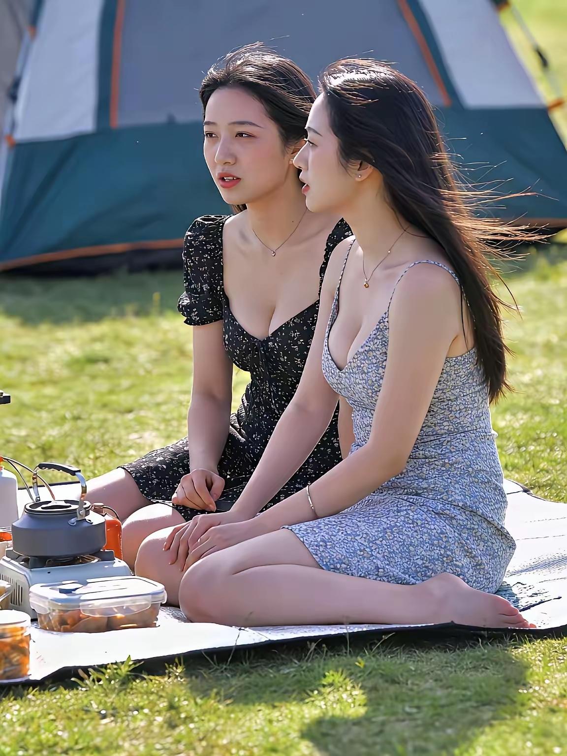 三月是苏醒的季节。风变软了，玉兰举起了白瓷般的花朵，柳树垂下嫩绿的新芽。田野里麦