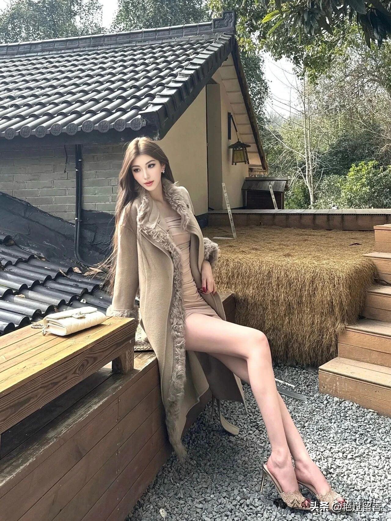 优雅长裙，甜美笑容，猫儿相伴，咖啡馆的浪漫时光。怎样穿搭能显示出温柔的女生气质?