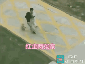 这样也解决不了问题吧，女子是男人推倒的，女子起来急了，踢男的数脚。男的没还手。回