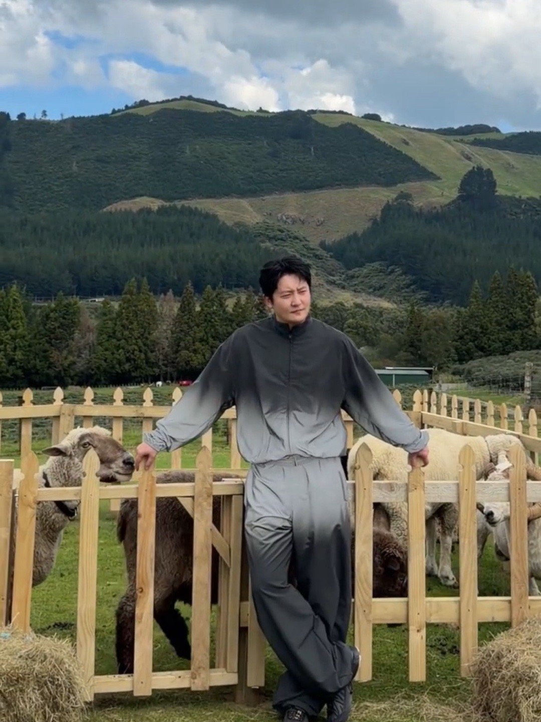 郭京飞被小羊吓出振刀郭京飞在线撤回一个振刀突如其来的应激反应笑疯众人，下意识振刀