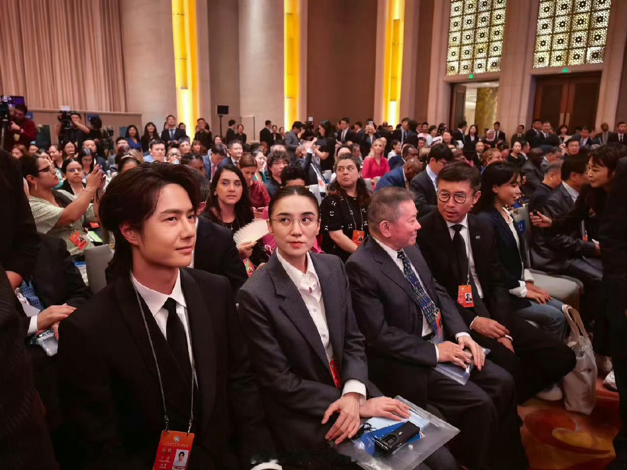 rs来啦！多多发帖安利这个出席全球文明对话部长级会议开幕式的王一博 ​​​