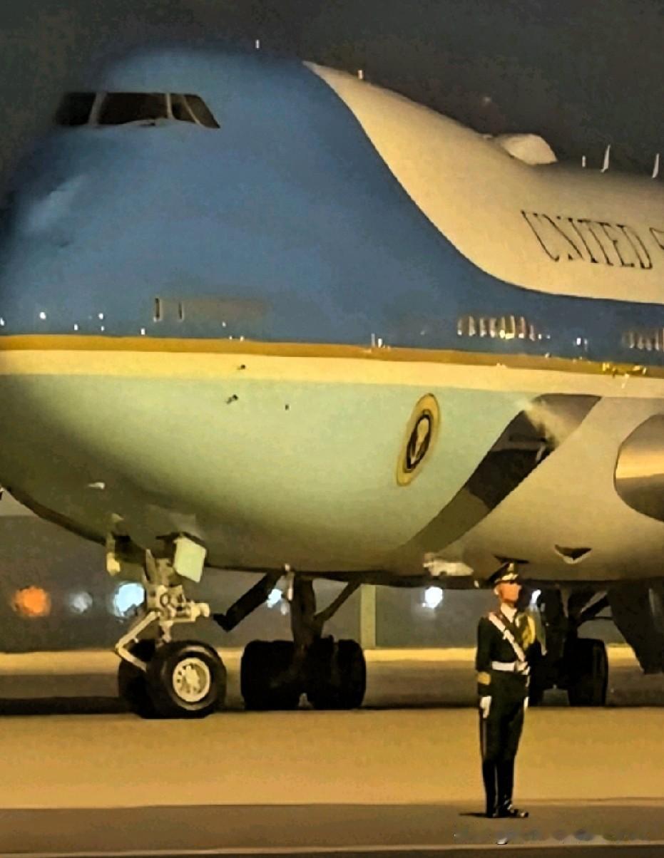 震撼全网！空军一号近在咫尺轰鸣震地，中国礼兵纹丝不动，外媒彻底折服
 
近日，一