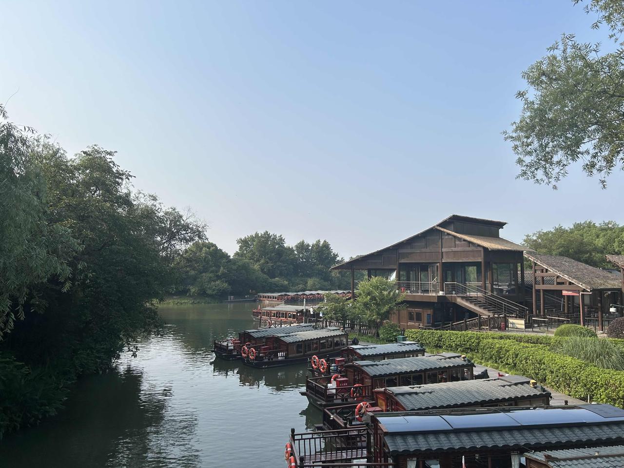 下午，再次乘船游览西溪湿地，赏美景，心旷神怡。