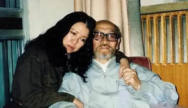 1990年秋，乌鲁木齐的老房子里，三毛盯着碗里只冒尖的半碗米饭突然红了眼。

“