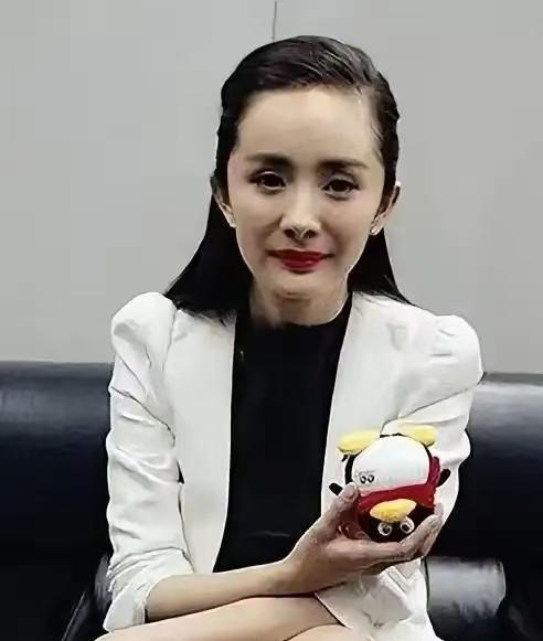 我能接受杨幂40岁了，
也能接受杨幂一直单身，
但我实在理解不了，她才40岁，怎