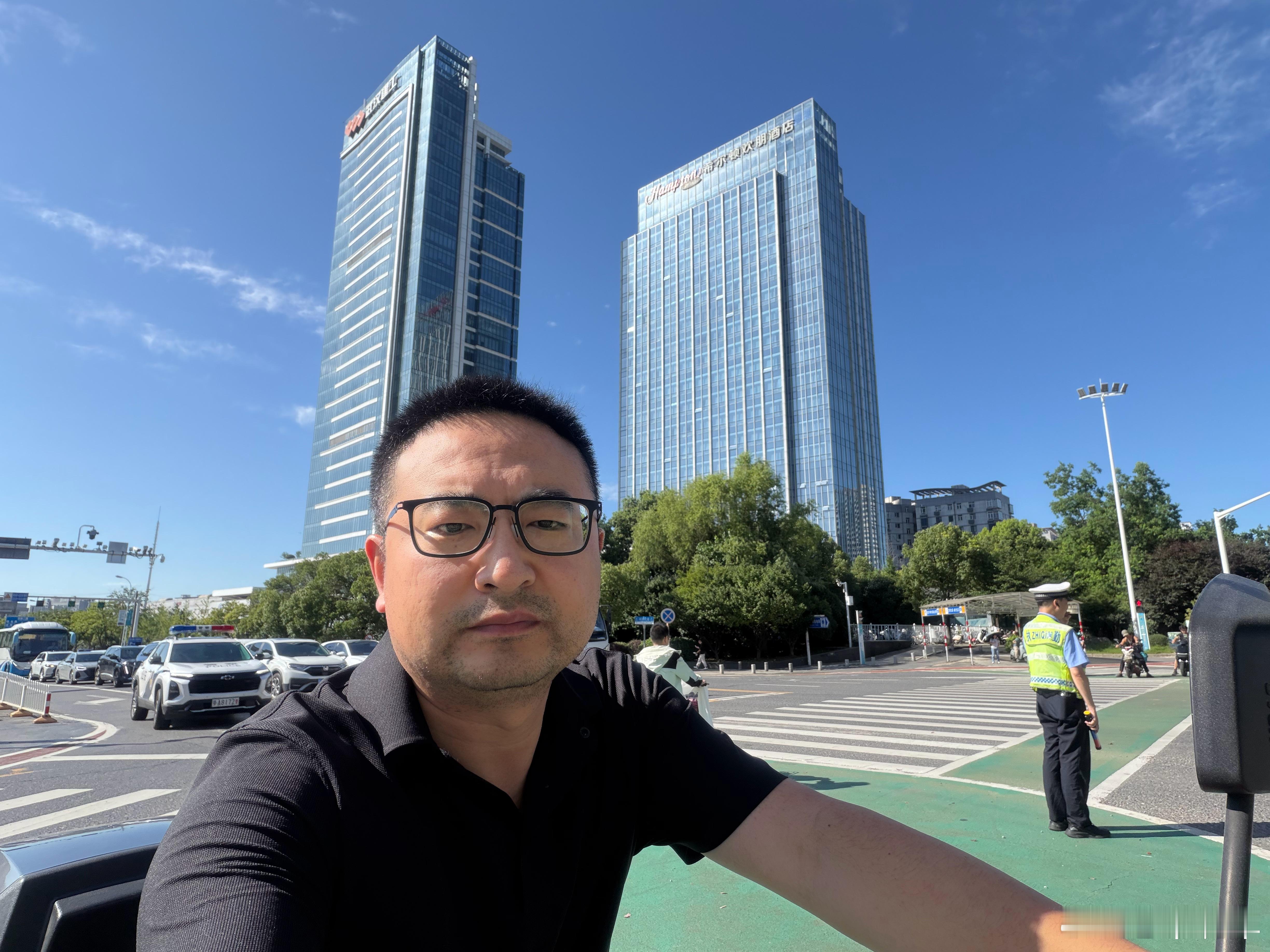 武汉的早上就有三十七八度的高温。一个红灯我等30秒就热的受不了了，旁边的执勤民警