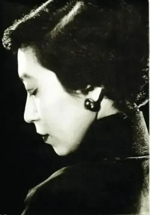1956年，65岁的赖雅走进了张爱玲的房间。突然，他轻轻凑近，张爱玲低下头，脸颊