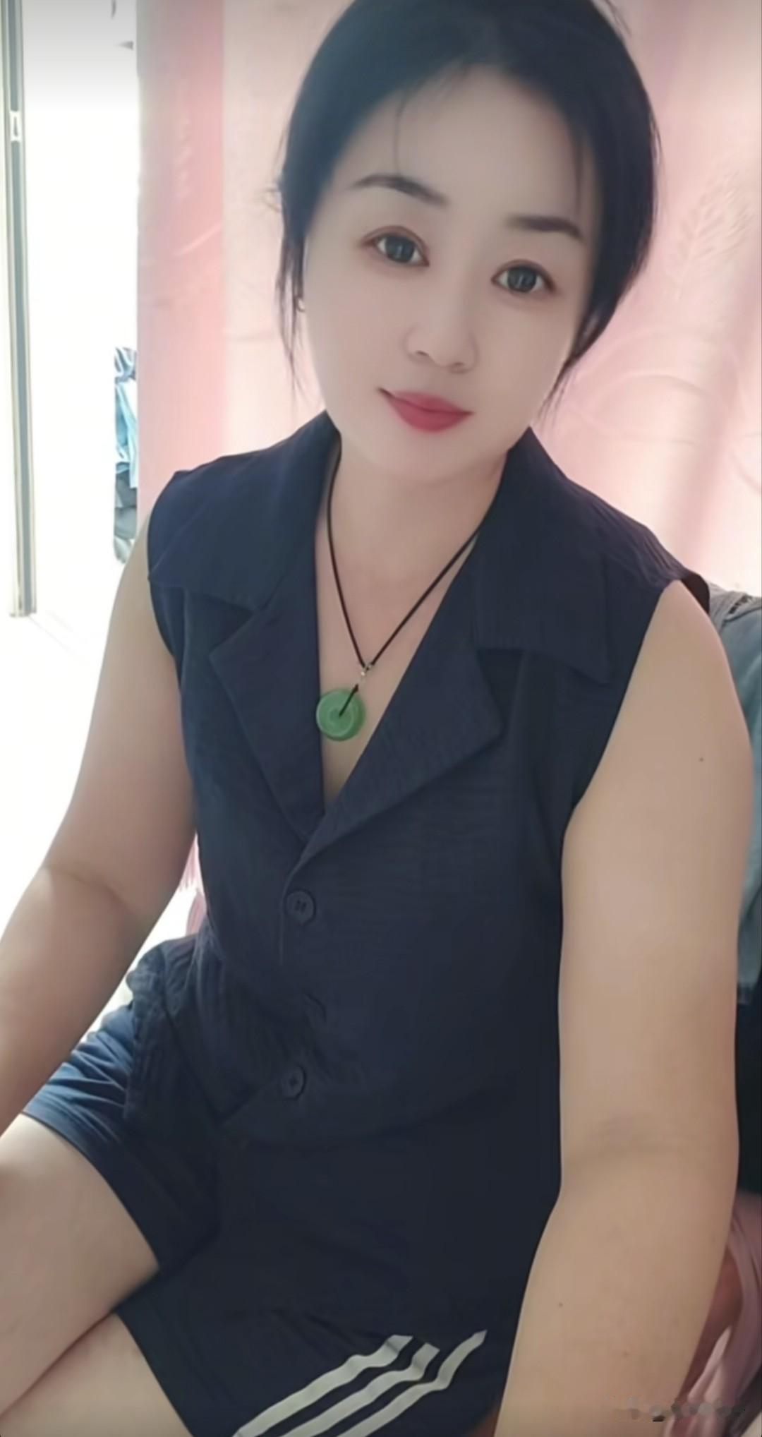 我妈还说我是个淘气鬼，连她都敢碰。
我对妈妈说，你抱了我几十年，就不能让儿子好好