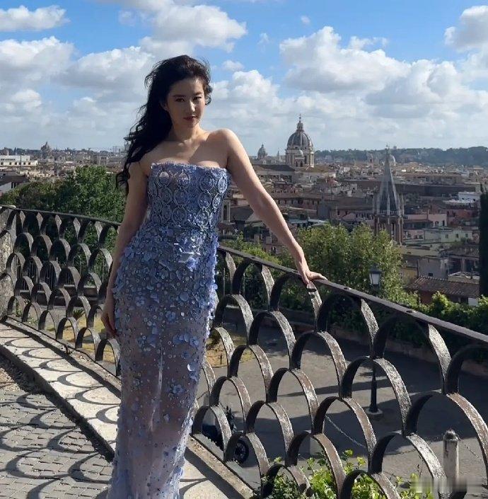 刘亦菲和虞书欣差不多是撞衫了吧，这种裙子对艺人真的不太友好 ​​​