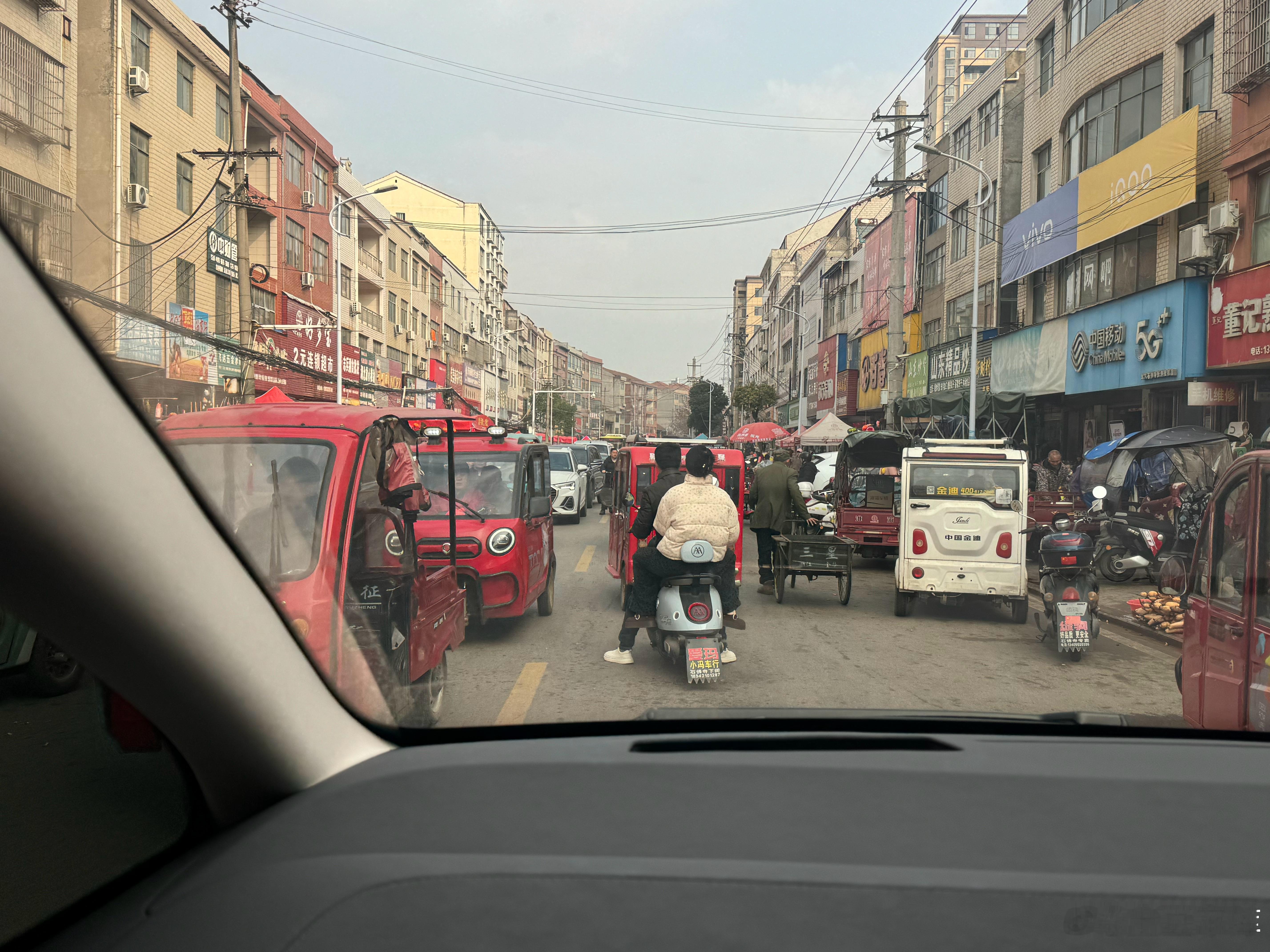 想买点海鲜 龙虾螃蟹跑了整个大金 都没有货现在跑到石佛寺镇 这些爹爹婆婆太热情了