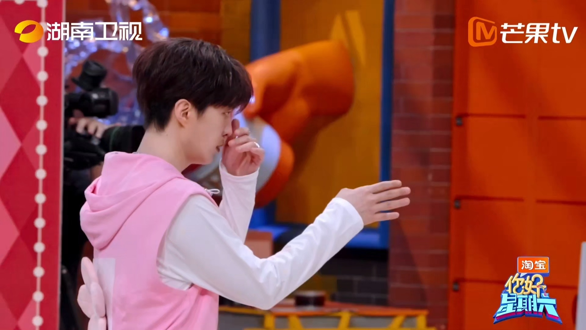 到底是什么给范丞丞熏成这样斗舞名场面太有梗！范丞丞被杨迪张艺凡的扇风动作深深洗脑