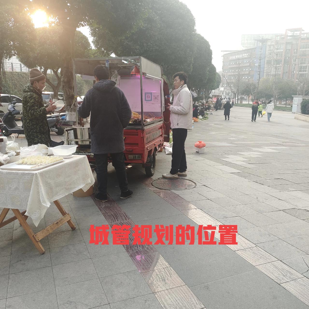 小区外面摆摊为什么城管规划了摆摊位置，小贩们却要去不在规划的位置摆摊？摆摊规范 