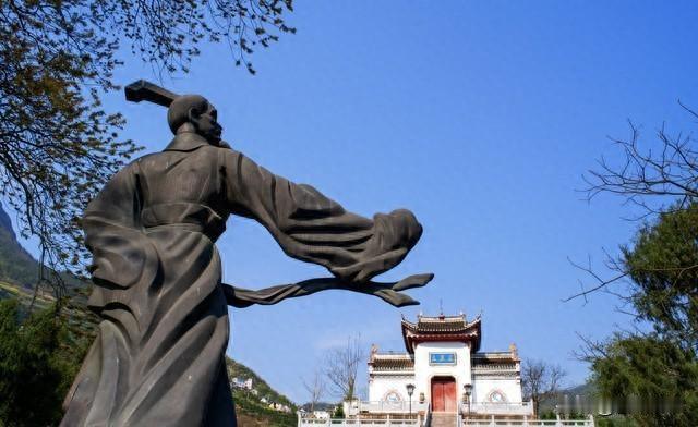 粽子年年吃，龙舟年年划，可谁还记得屈原到底干过啥？
他不是只会在江边叹气的诗人，