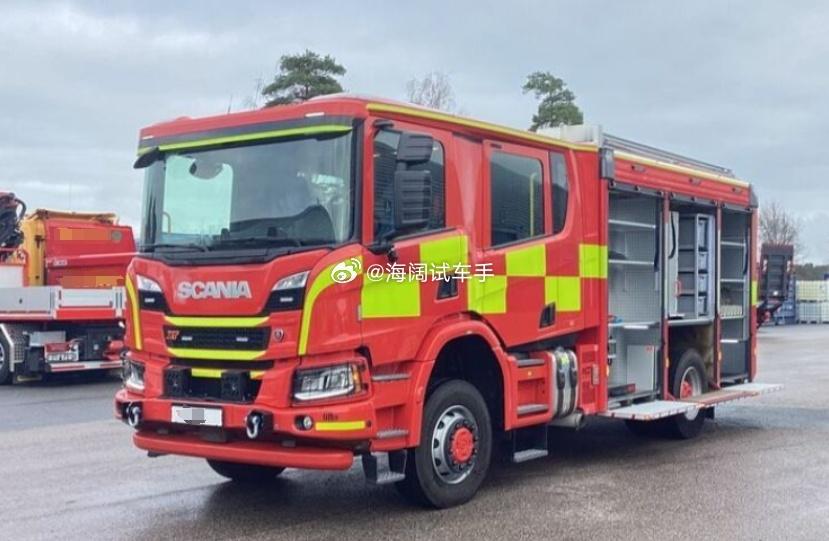 斯堪尼亚消防车，这车是今年上的牌，仅行驶了一千英里，动力系统没介绍，就说是能负荷