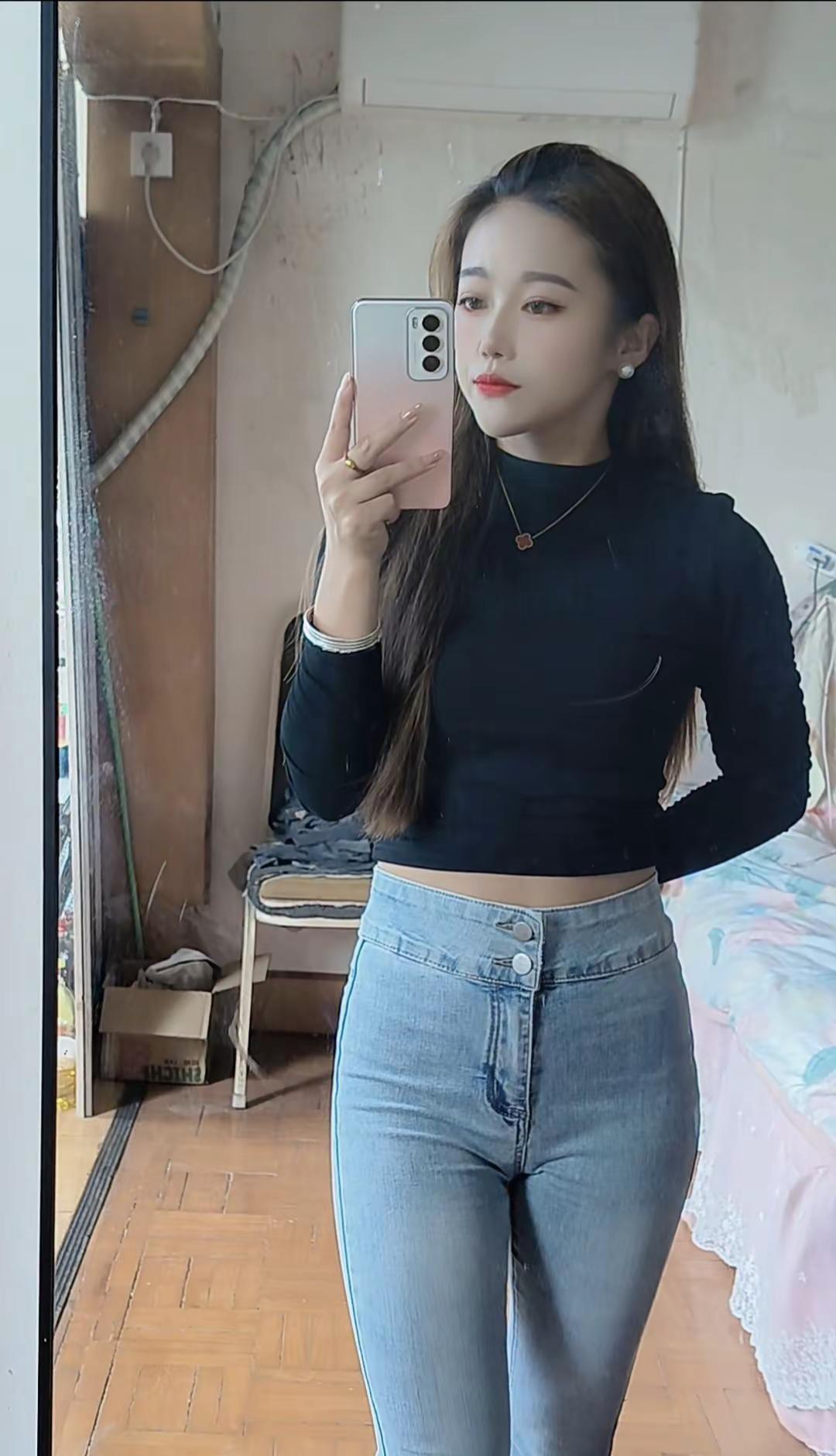 做个快乐中年小少妇 不浪费今天的快乐，不预支明天的烦恼微胖女生 牛仔裤 对镜拍 