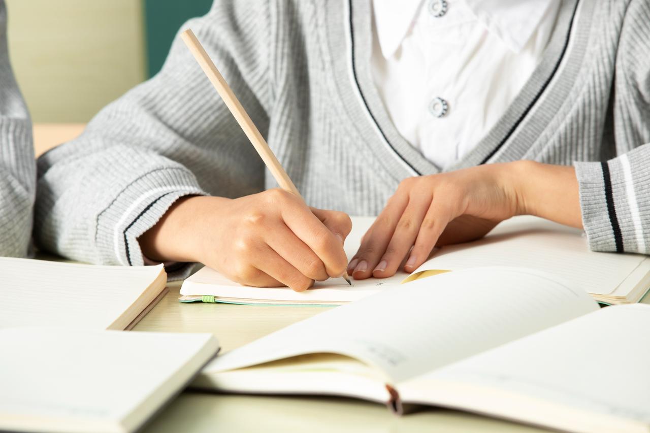 到了高中，什么样的孩子最容易被淘汰！

1、没有自驱力的孩子
明明最难的中考关都