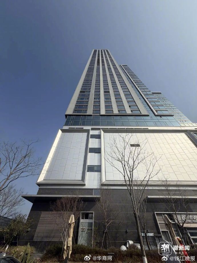 #红盘业主住40楼等电梯太久忍痛卖房#【“每天等电梯20多分钟！”杭城万人摇红盘