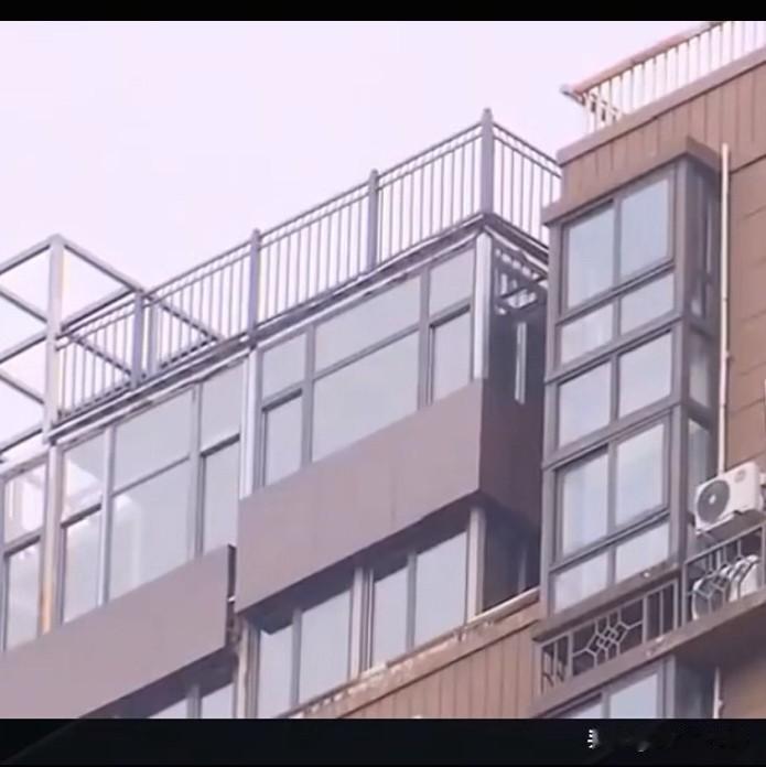 有一说一，

这口锅物业还真背不动。

13岁的女孩张某，跟母亲吵架后，从家里跑