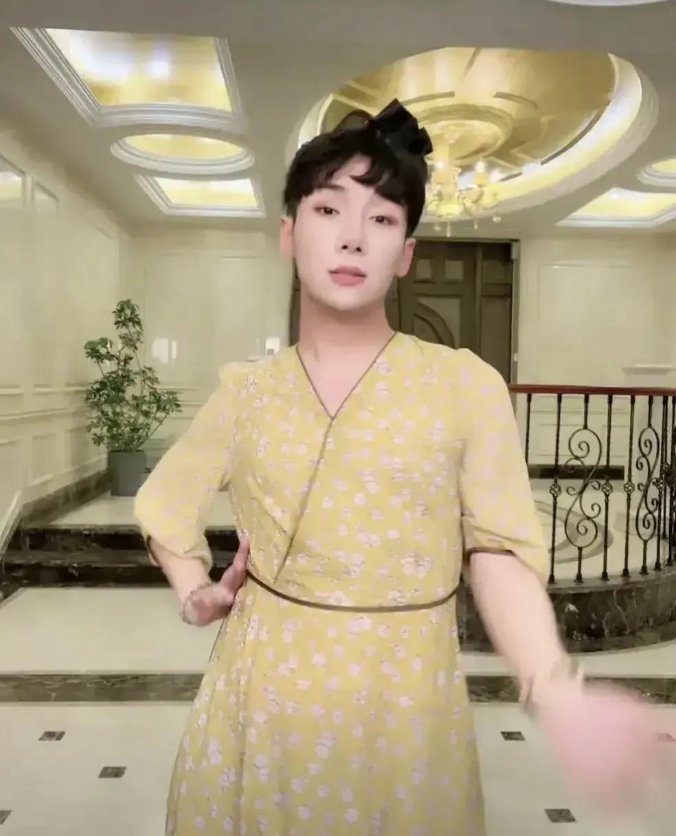 感觉张兰直播间这些男青年真的很不容易，天天要扮这扮那，不是穿女装就是穿高跟鞋，天
